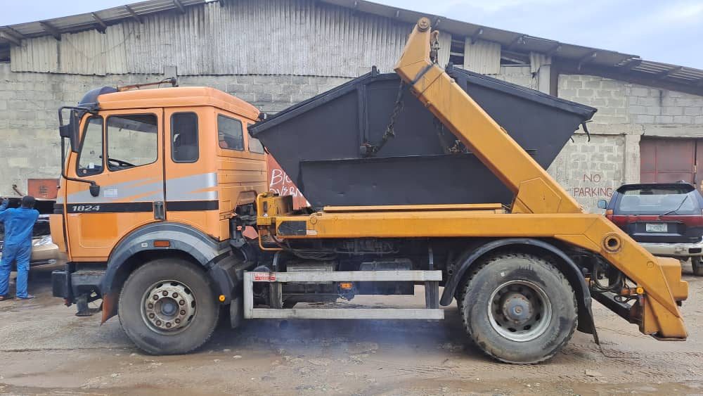Stalion-Primi skip truck delivering equipment